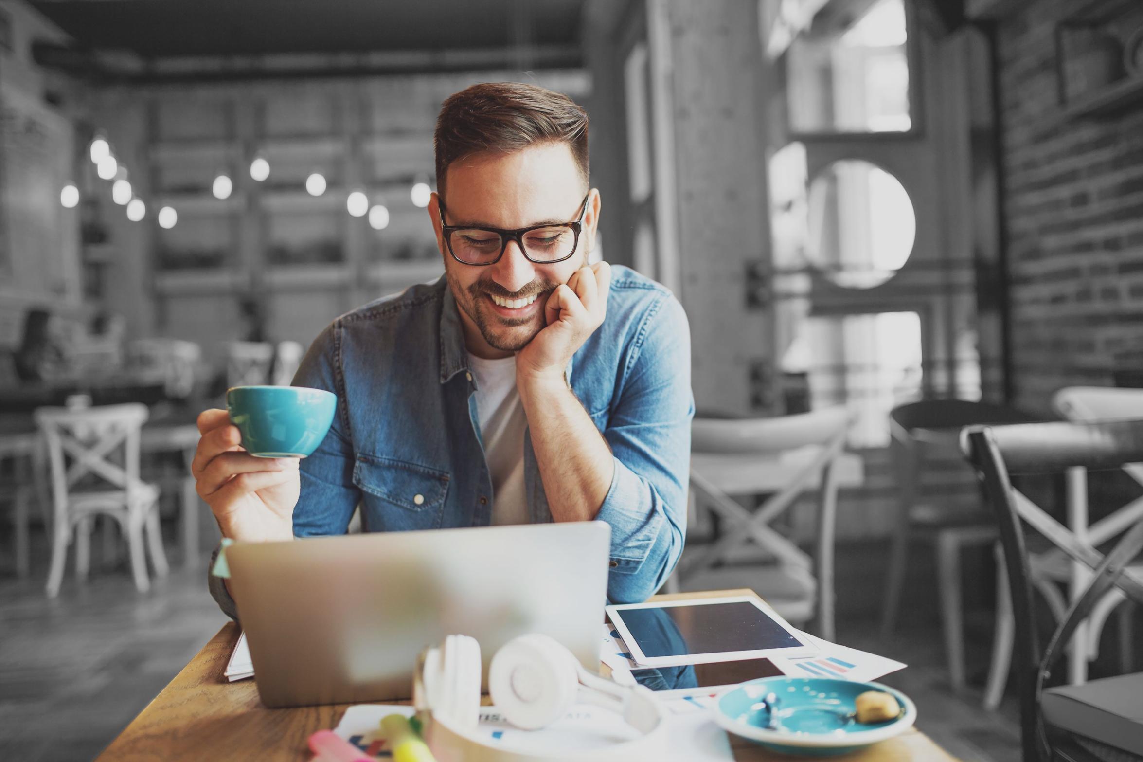 Porteur de projet présentant sa campagne de financement participatif lors d'un événement de lancement à Clermont-Ferrand