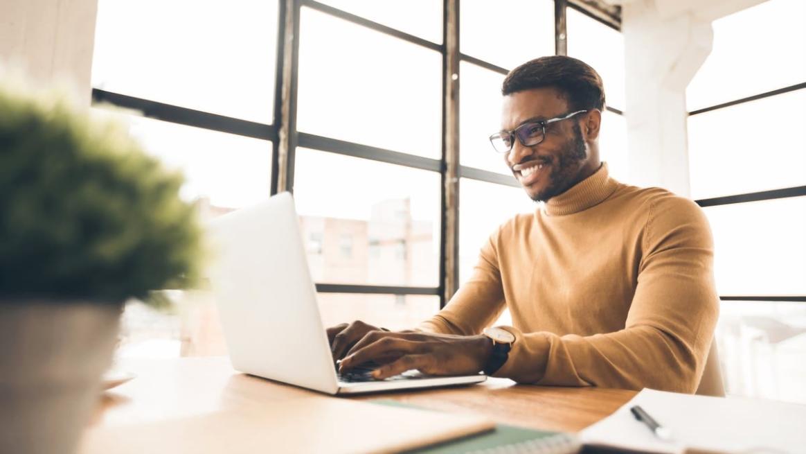 Analyse détaillée d'un calendrier de campagne de financement participatif avec différentes phases et jalons temporels