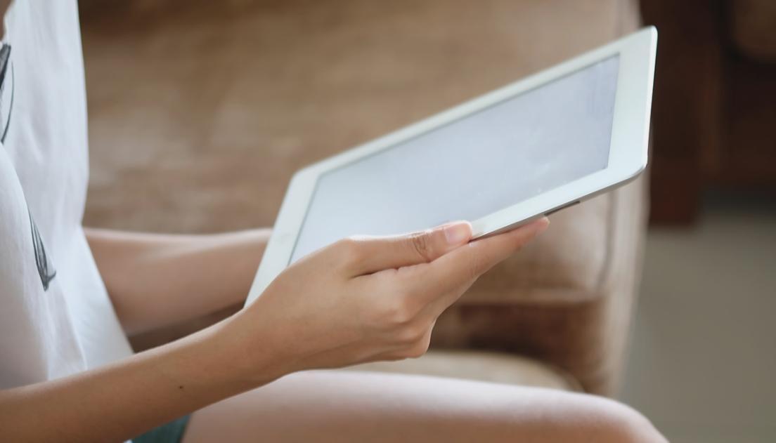 Équipe de projet collaborant sur la stratégie de communication de leur campagne de crowdfunding